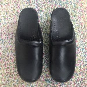 dansko black clogs